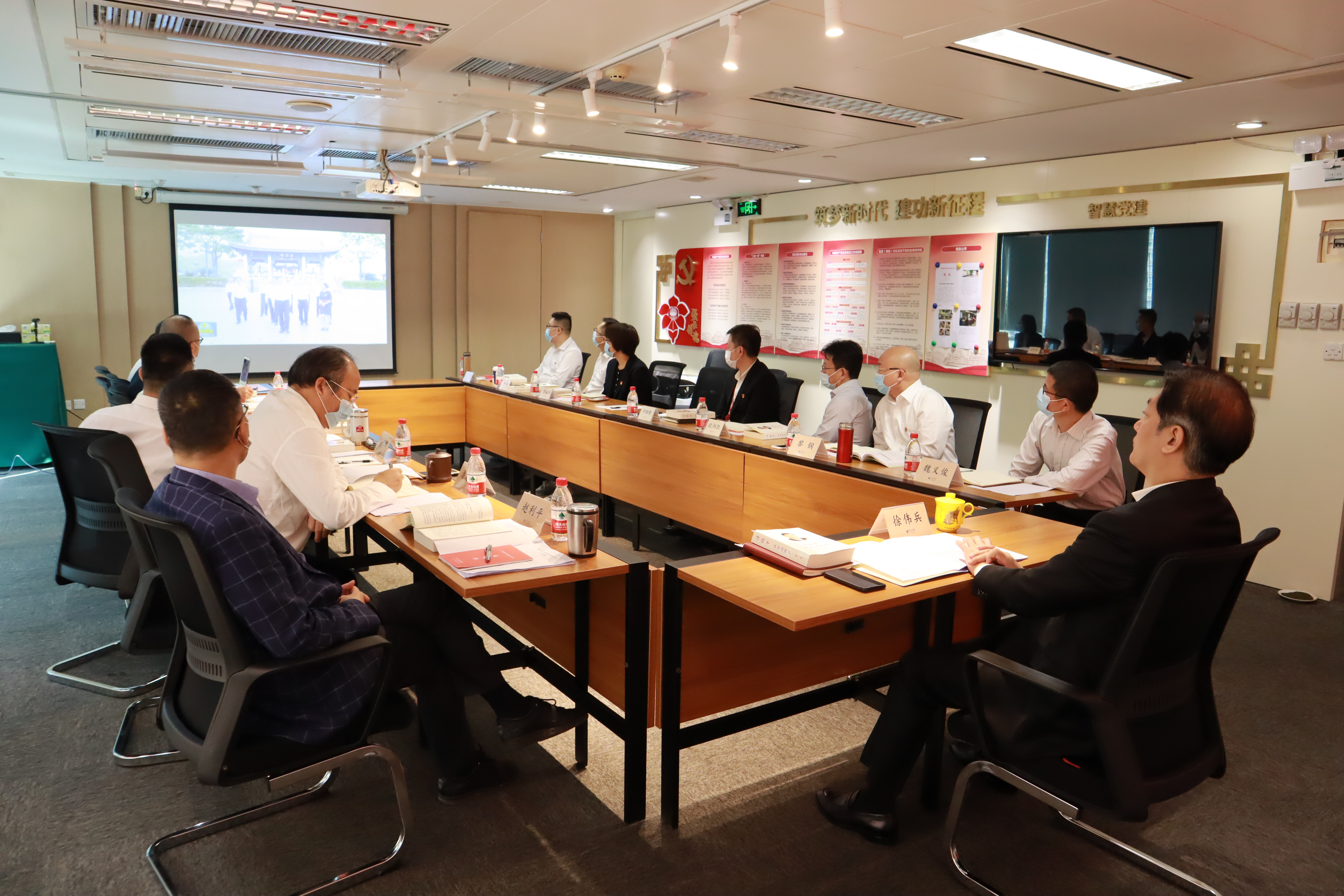 DB电竞
召开理论学习中心组（扩大）会学习贯彻习近平总书记在深圳经济特区建立40周年庆祝大会上的讲话精神和视察广东重要指示精神