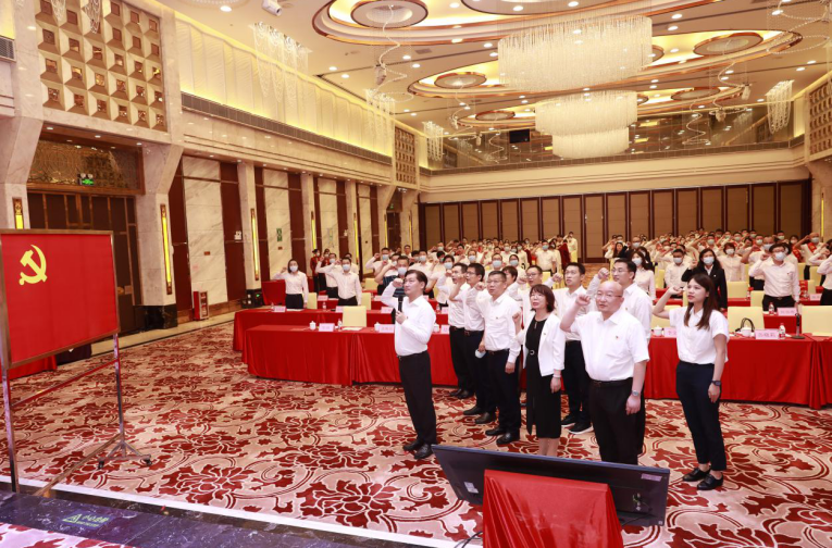 不忘来时路 奋进再出发 | DB电竞
党委隆重召开学习贯彻省第十三次党代会精神暨“七一”表彰大会
